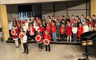 BOŽIĆNA PRIREDBA UČENIKA RAZREDNE NASTAVE ISPUNJENA PJESMOM, PLESOM, GLUMOM I RADOŠĆU